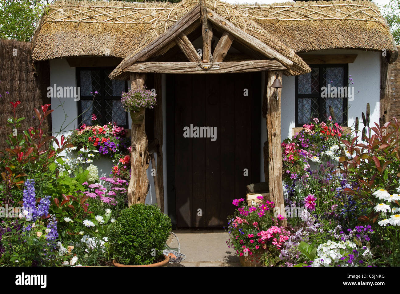 "La porte du chalet' Retour à l'arrière du Jardin Jardin Paysage Pièce RHS Royal Horticultural Show Tatton Park, Cheshire, juillet 2011. Banque D'Images