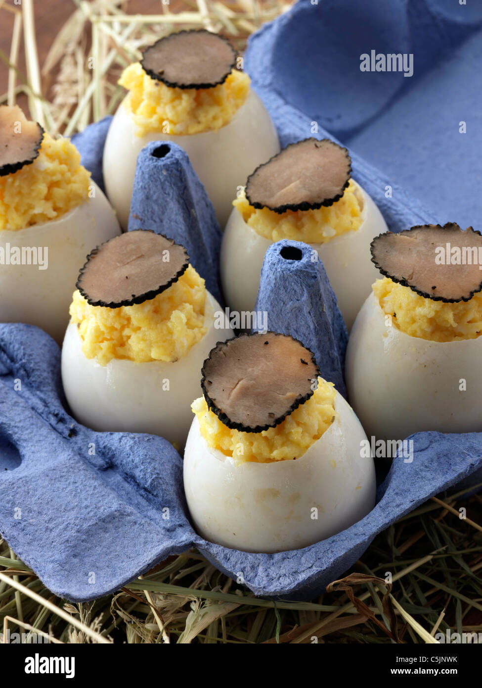 Oeufs brouillés truffé dans un carton Banque D'Images