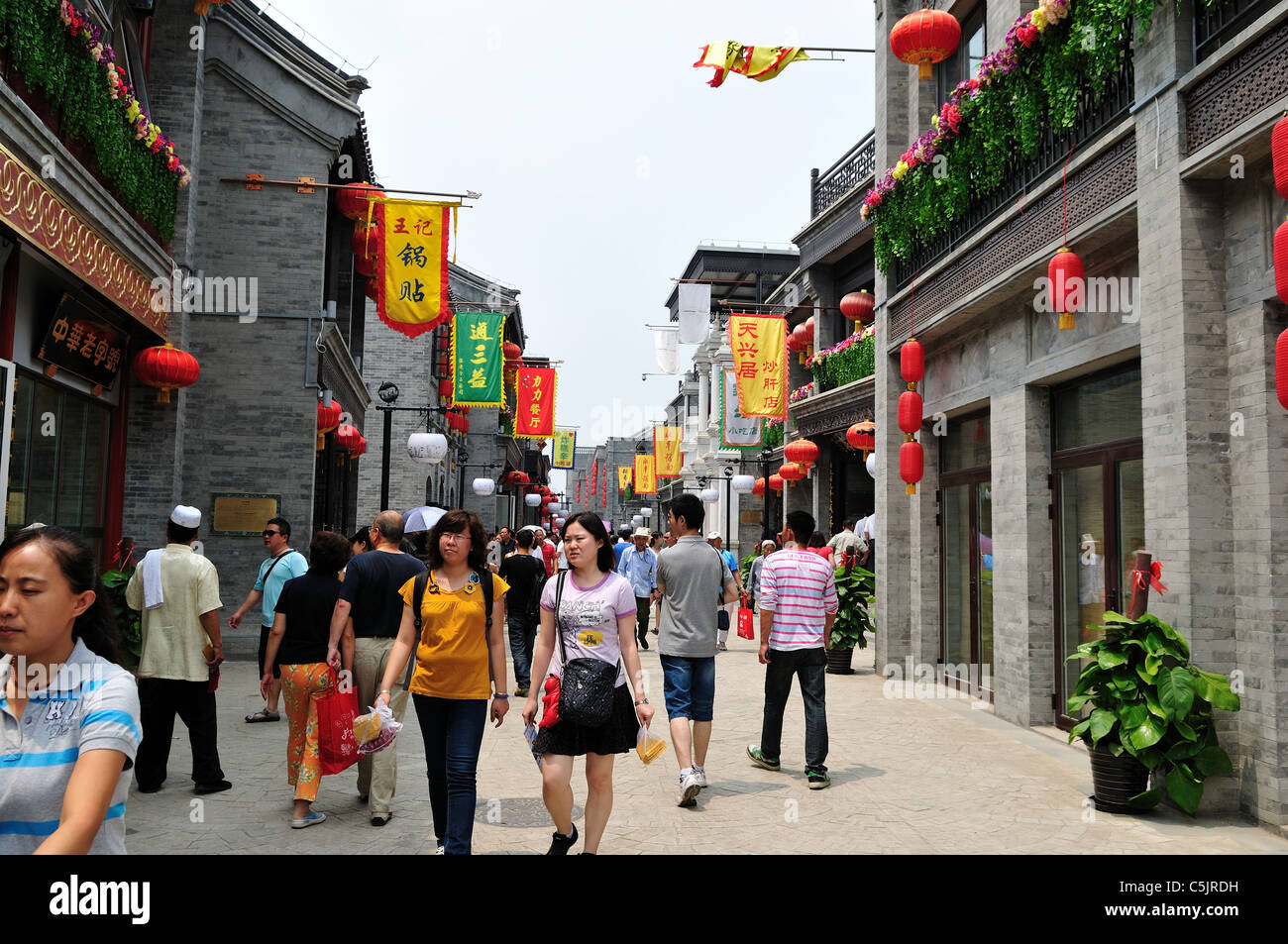 La rue commerçante traditionnelle au shopping. Beijing, Chine. Banque D'Images