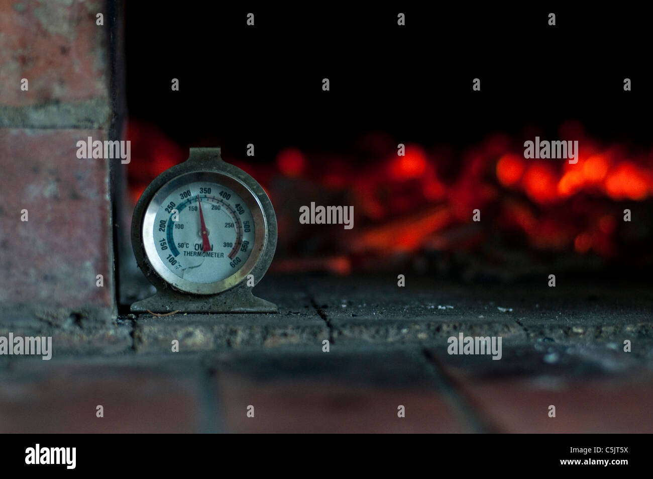 Thermomètre avec braise dans un feu de bois four à pizza pour la cuisson et  la cuisson Photo Stock - Alamy
