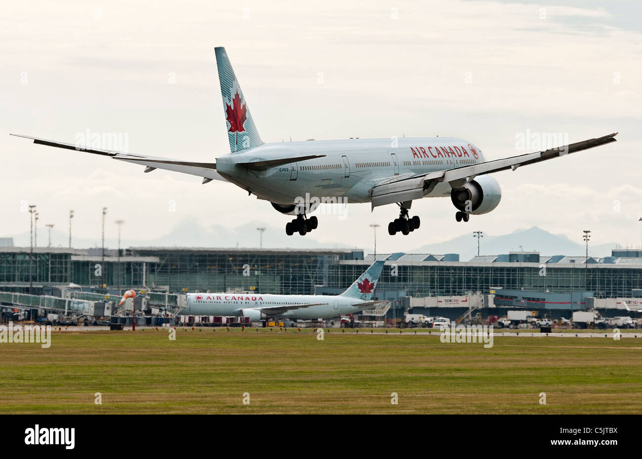 Un Boeing 777-300ER d'Air Canada avion jet atterrit à l'Aéroport International de Vancouver. Banque D'Images
