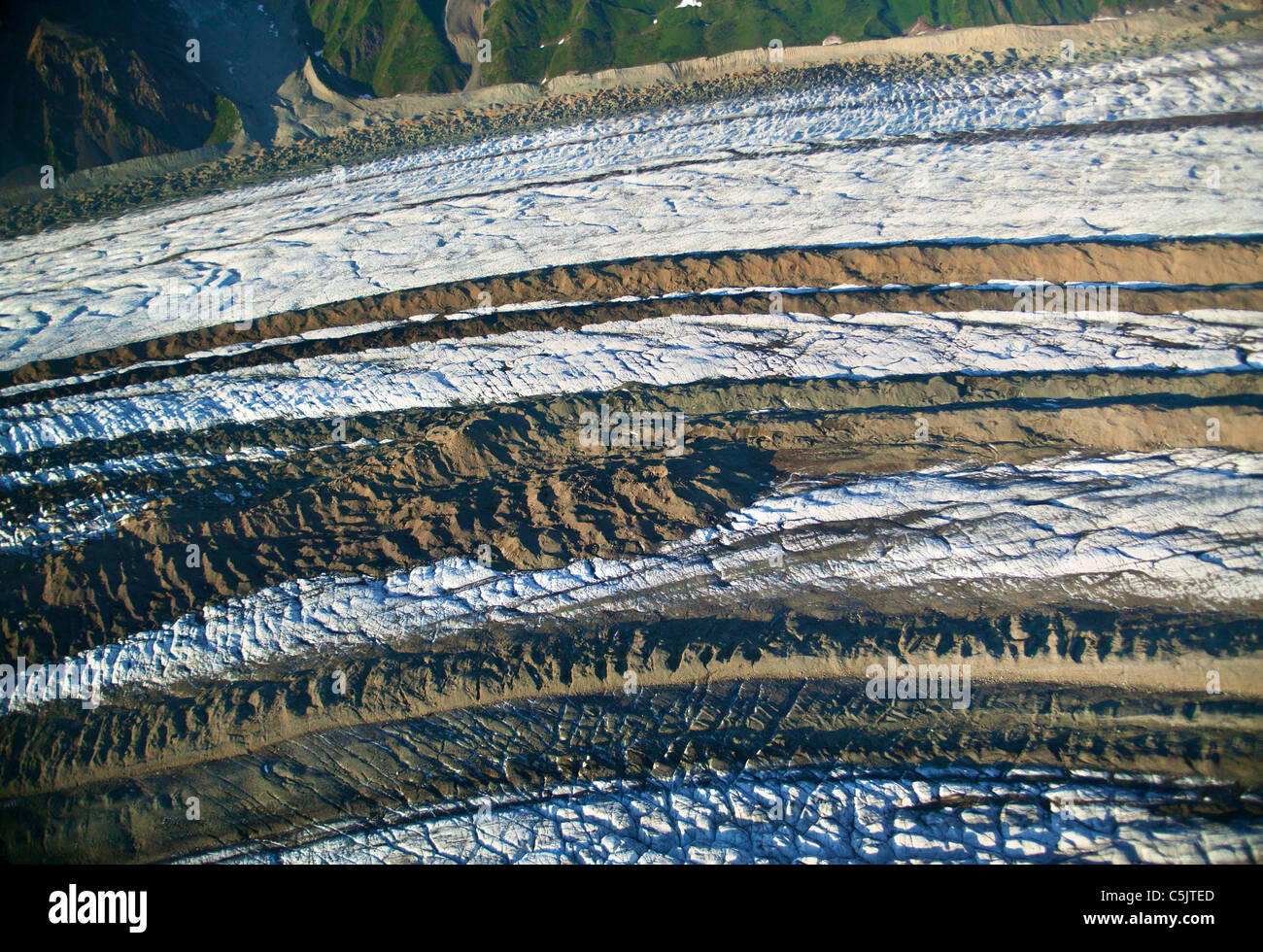 Moraine latérale et médiale sur le Glacier Kennicott, Wrangell Saint Elias et préserver, de l'Alaska. Banque D'Images