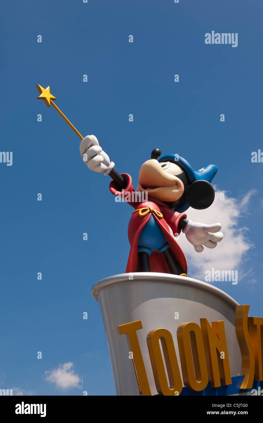 Une statue de Mickey Toon Studio chez Disneyland Paris en France Banque D'Images