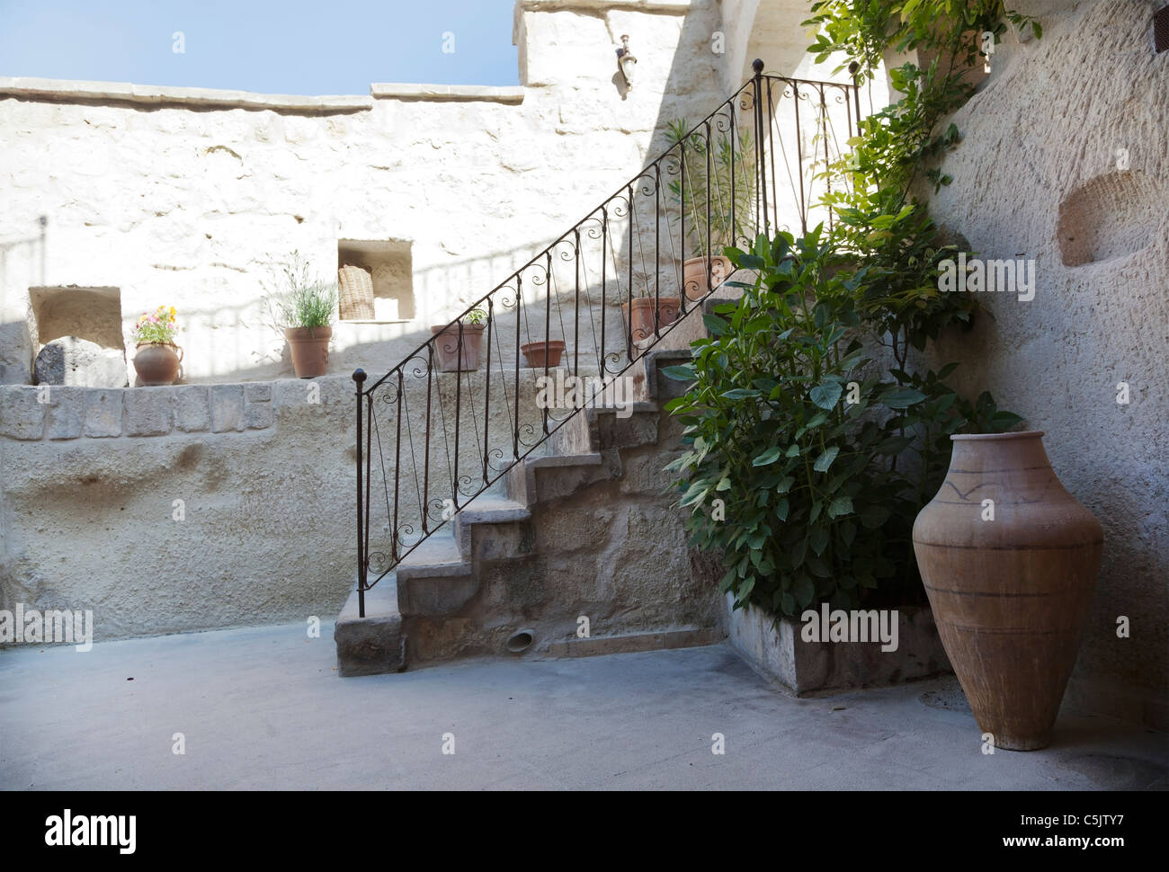 Zone d'arrière-cour d'une grotte calcaire résidence avec jardin ornements de pots d'argile et de plantes en pot, paysage. copy space Banque D'Images