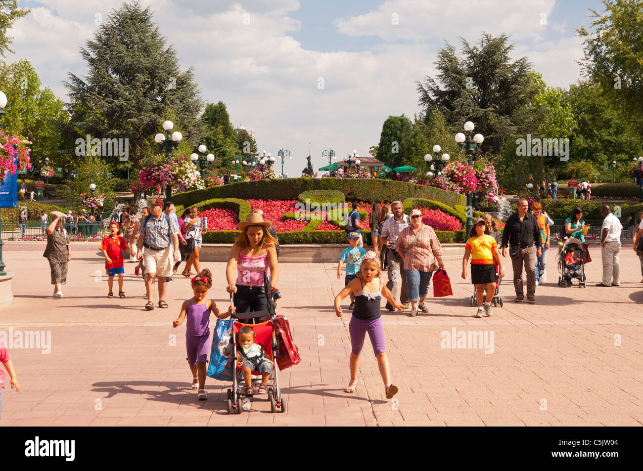 Les gens qui entrent dans le parc de Disneyland Paris en France Banque D'Images
