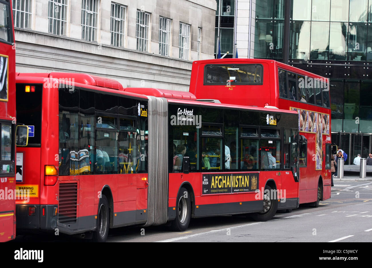 Un bus bendy et un bus à impériale à un arrêt d'autobus à Londres Banque D'Images