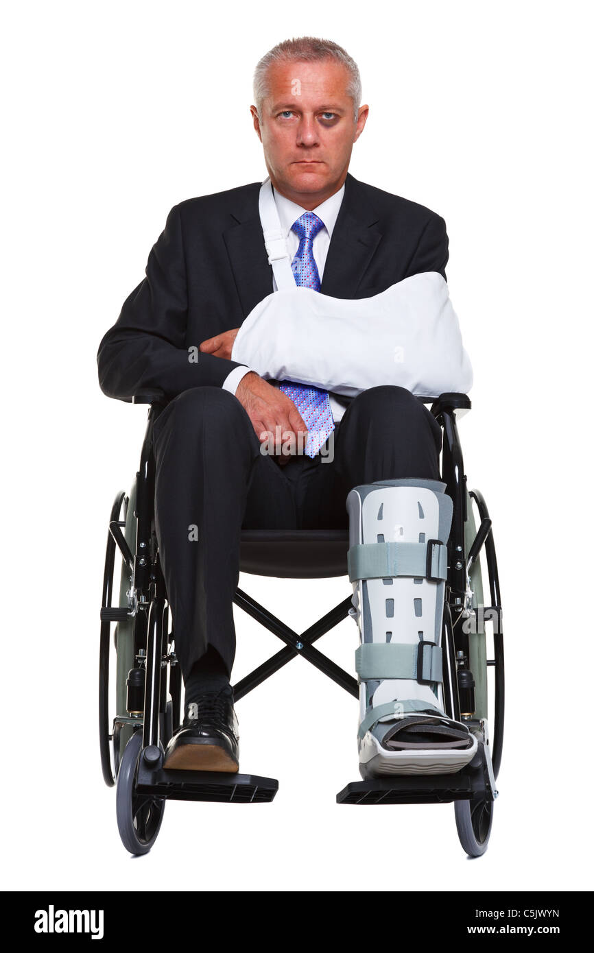 Photo d'un homme blessé dans un fauteuil roulant, isolé sur un fond blanc. Banque D'Images