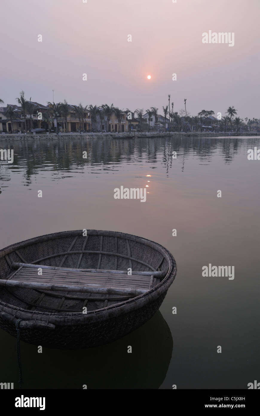 L'Asie, Vietnam, Hoi An. Hoi An old quarter. One-man vietnamien distinctif coracle de pêche sur la rivière Thu Bon. L'historique Banque D'Images