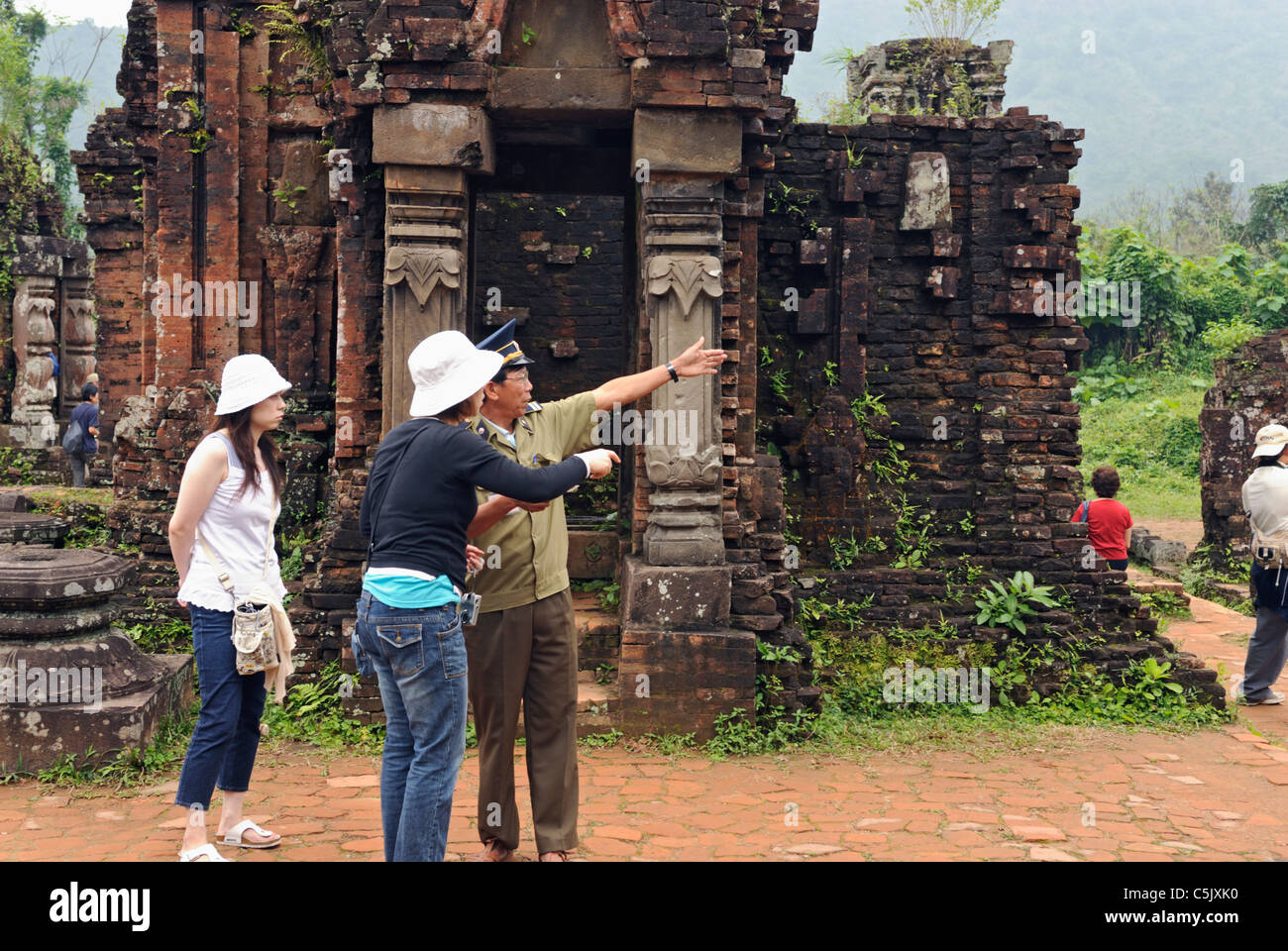 L'Asie, Vietnam, mon fils près de Hoi An. Les touristes et utile au sein de la Garde côtière canadienne du groupe B. Les ruines du temple mondial de l'Unesco désignés Banque D'Images