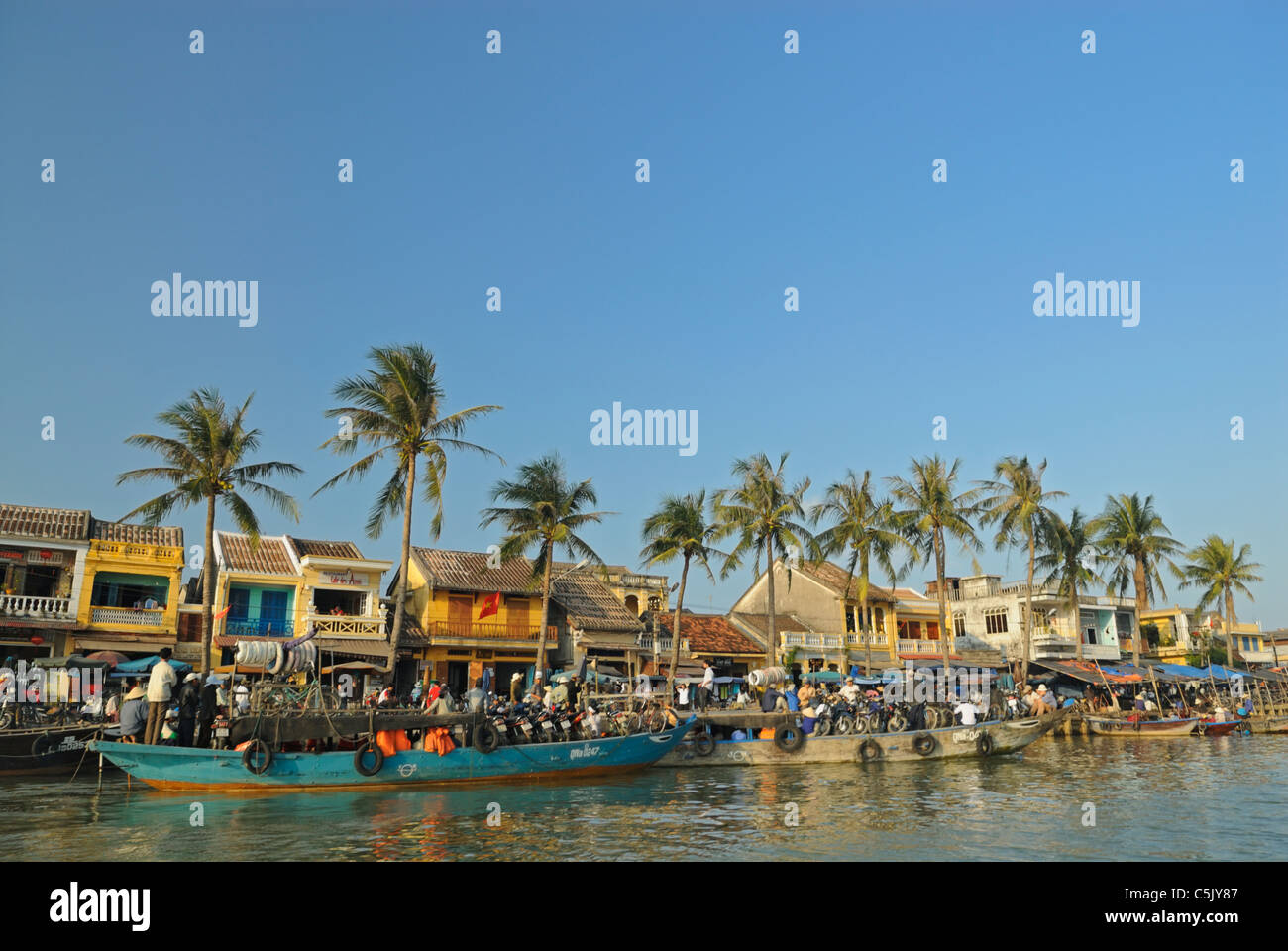 L'Asie, Vietnam, Hoi An. Hoi An old quarter. Surplombant le quartier animé de Saint Bach Dang river promenade et de la jetée de la Thu Bon Banque D'Images