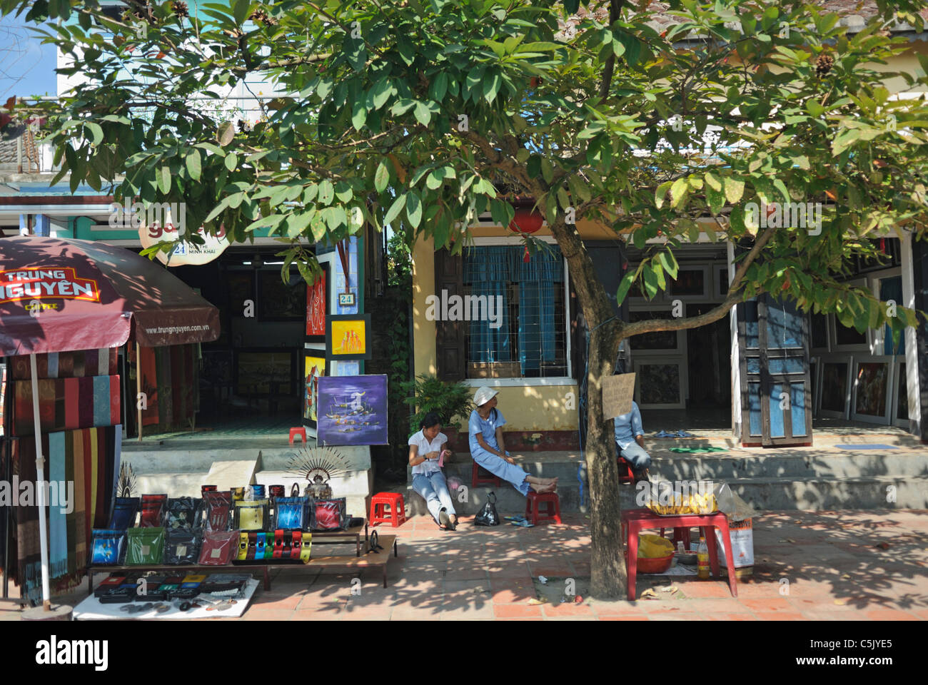 L'Asie, Vietnam, Hoi An. Hoi An old quarter. Boutiques sur Nguyen Thi Minh Khai, près de son pont japonais. Les bâtiments historiques, Banque D'Images