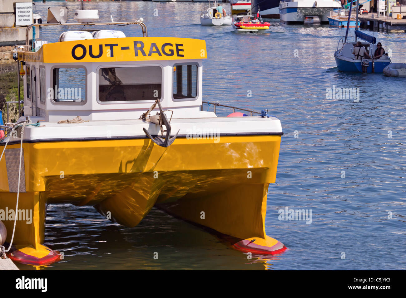 Indignation Out-Rage rapide catamaran bateau amarré dans le port n'est pas scandaleux de Weymouth Banque D'Images
