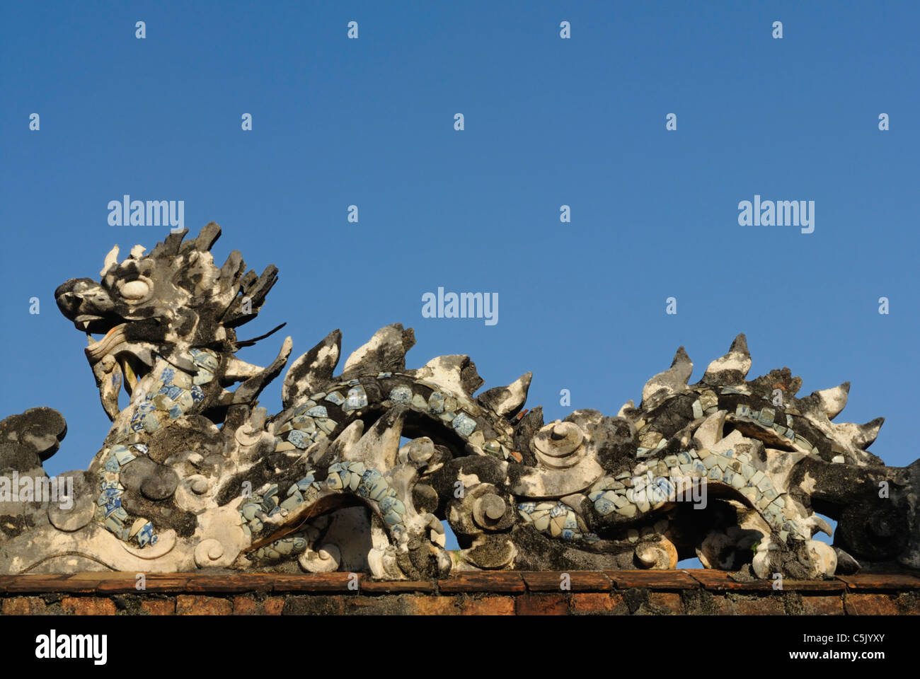 L'Asie, Vietnam, Hue. Décoration typique à la tombe royale de Tu Duc. Désigné site du patrimoine mondial de l'UNESCO en 1993, Hué est Banque D'Images