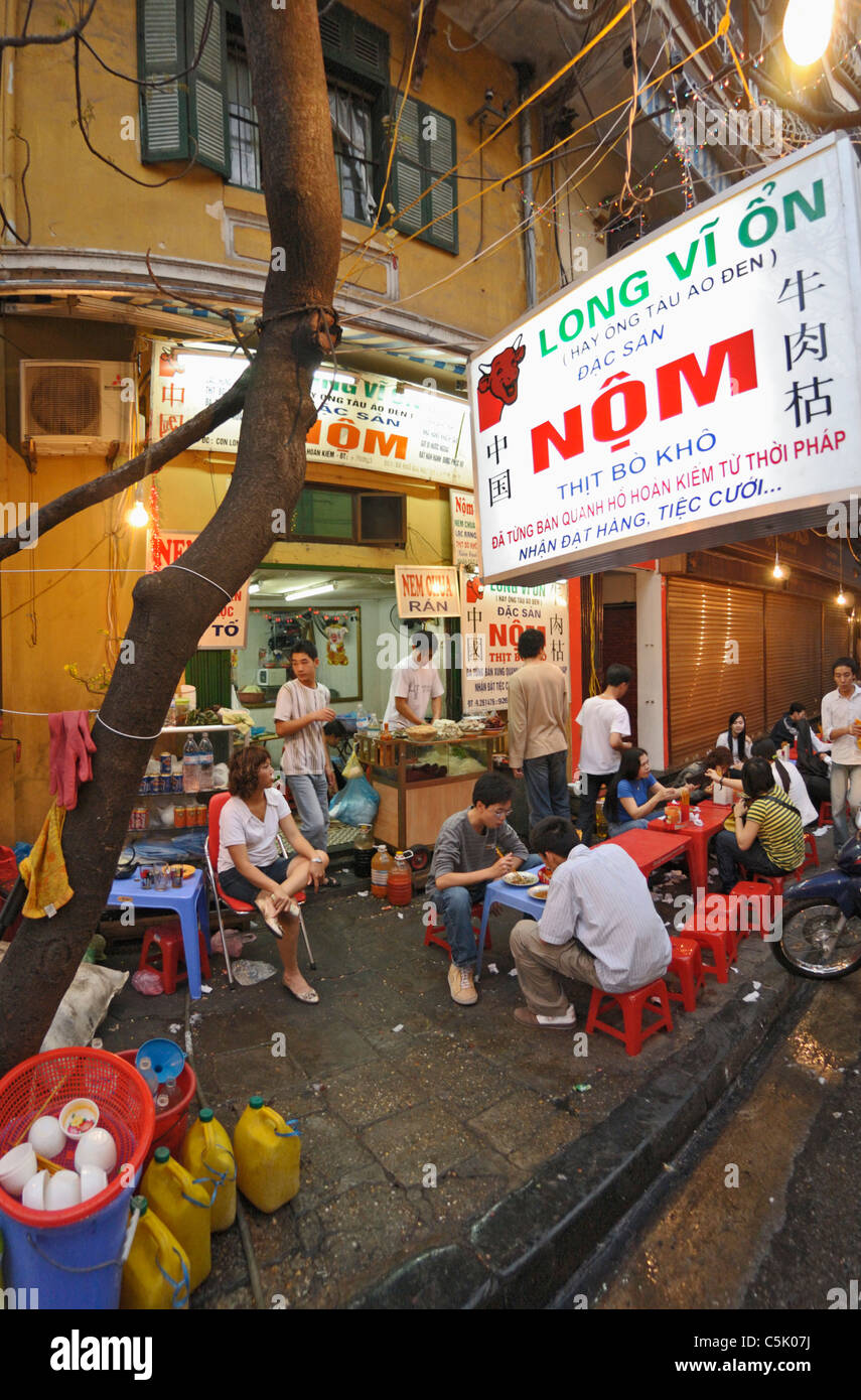 L'Asie, Vietnam, Hanoi. Vieux quartier de Hanoi. Restaurant en bordure de route. Banque D'Images