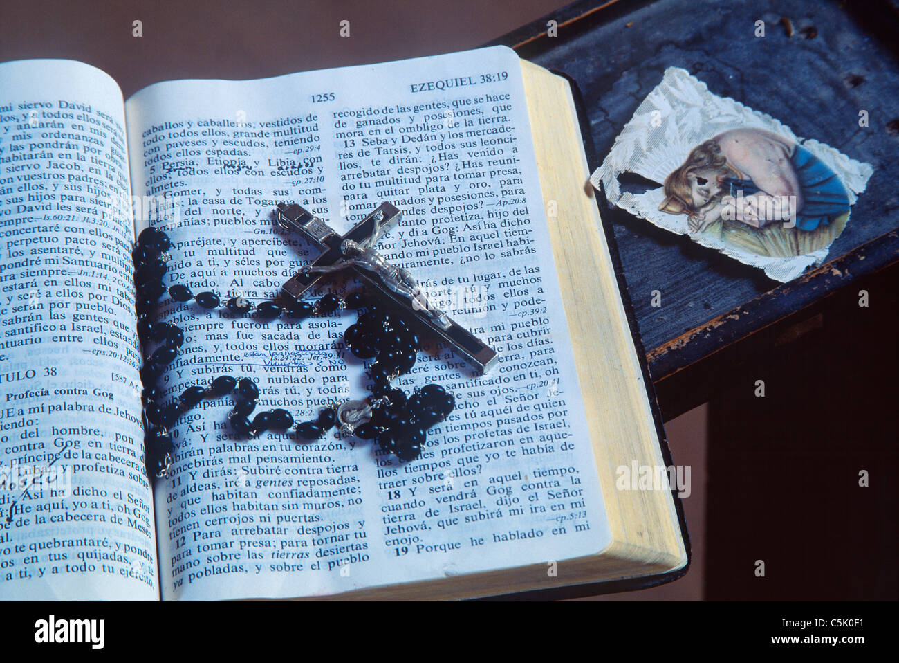 La Bible ouverte à l'ouvrage d'Ezequiel, croix et chapelet, Los Loceros, New Mexico, USA Banque D'Images