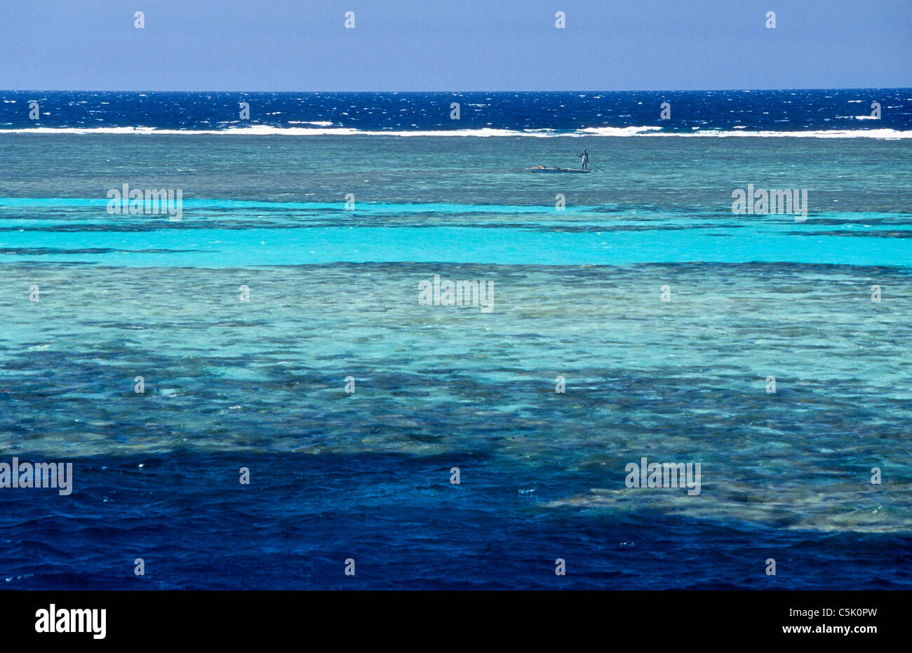 Pêcheur en bateau en bois sur Panorama Reef (Abu Alama), Red Sea, Egypt Banque D'Images