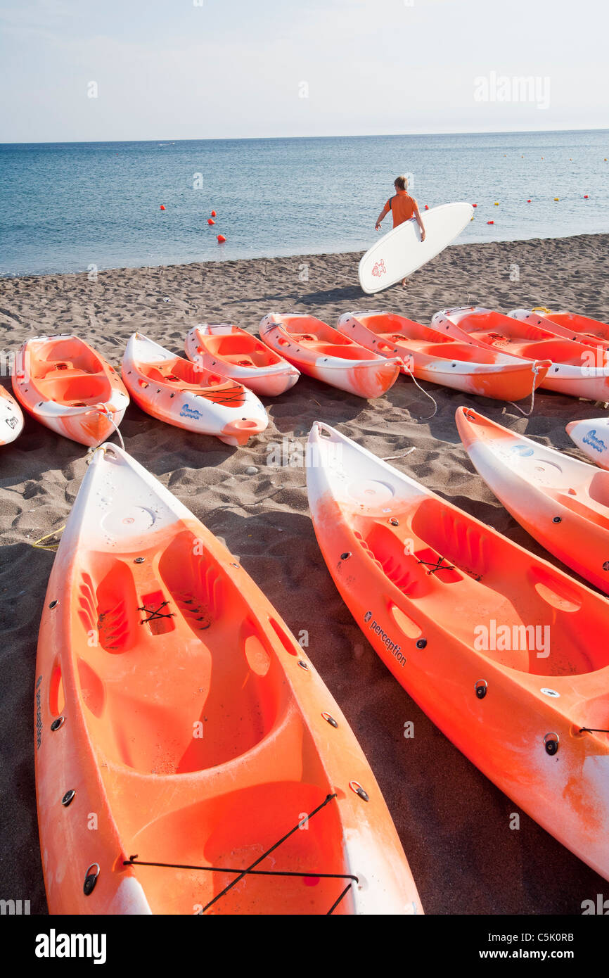 Des kayaks et stand up boards sur la plage à une activité centre de vacances à Skala Eresou, Lesbos, Grèce. Banque D'Images