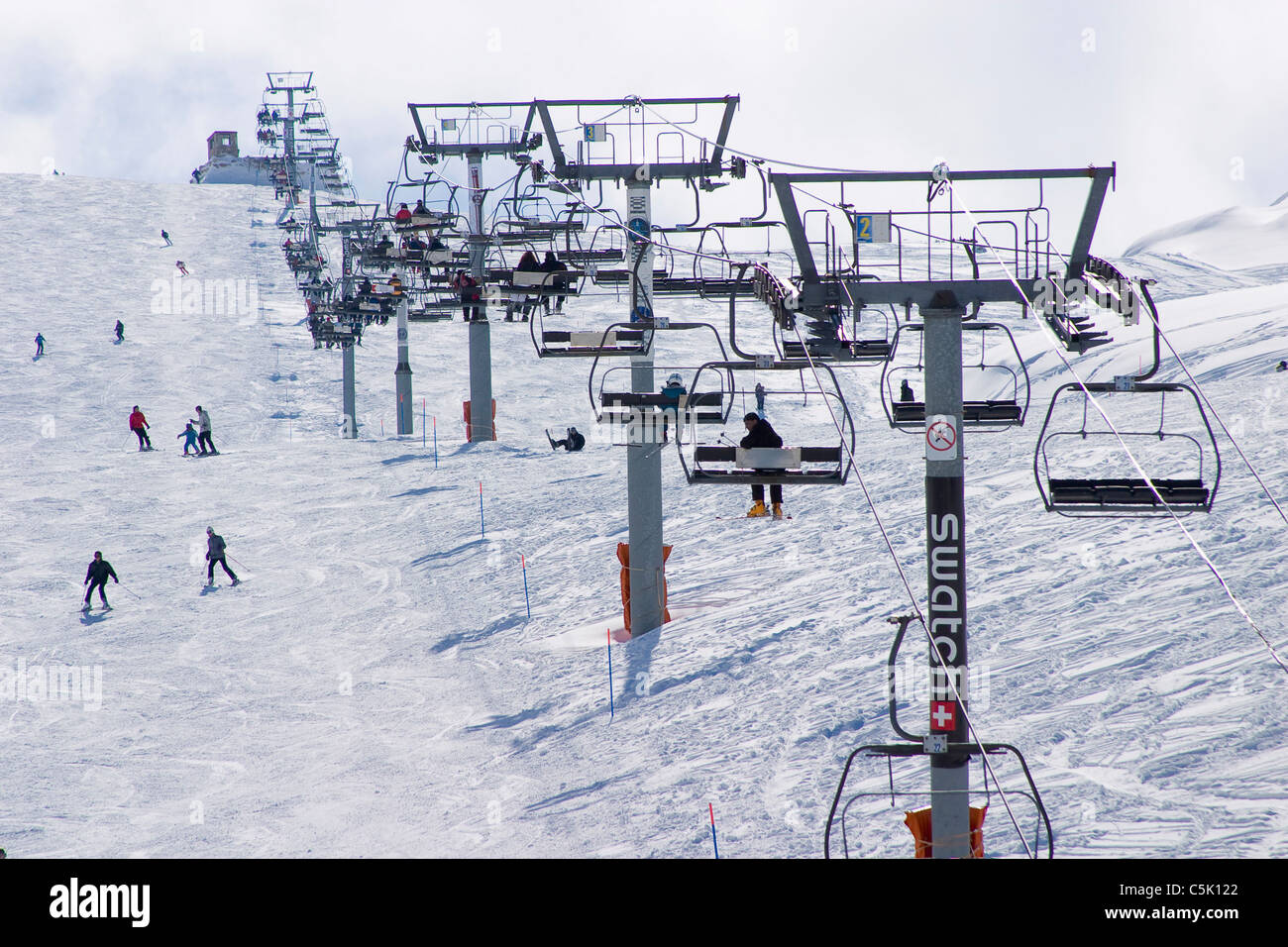 Rangée de télésièges à Mzaar ski resort, Faraya, Liban Banque D'Images