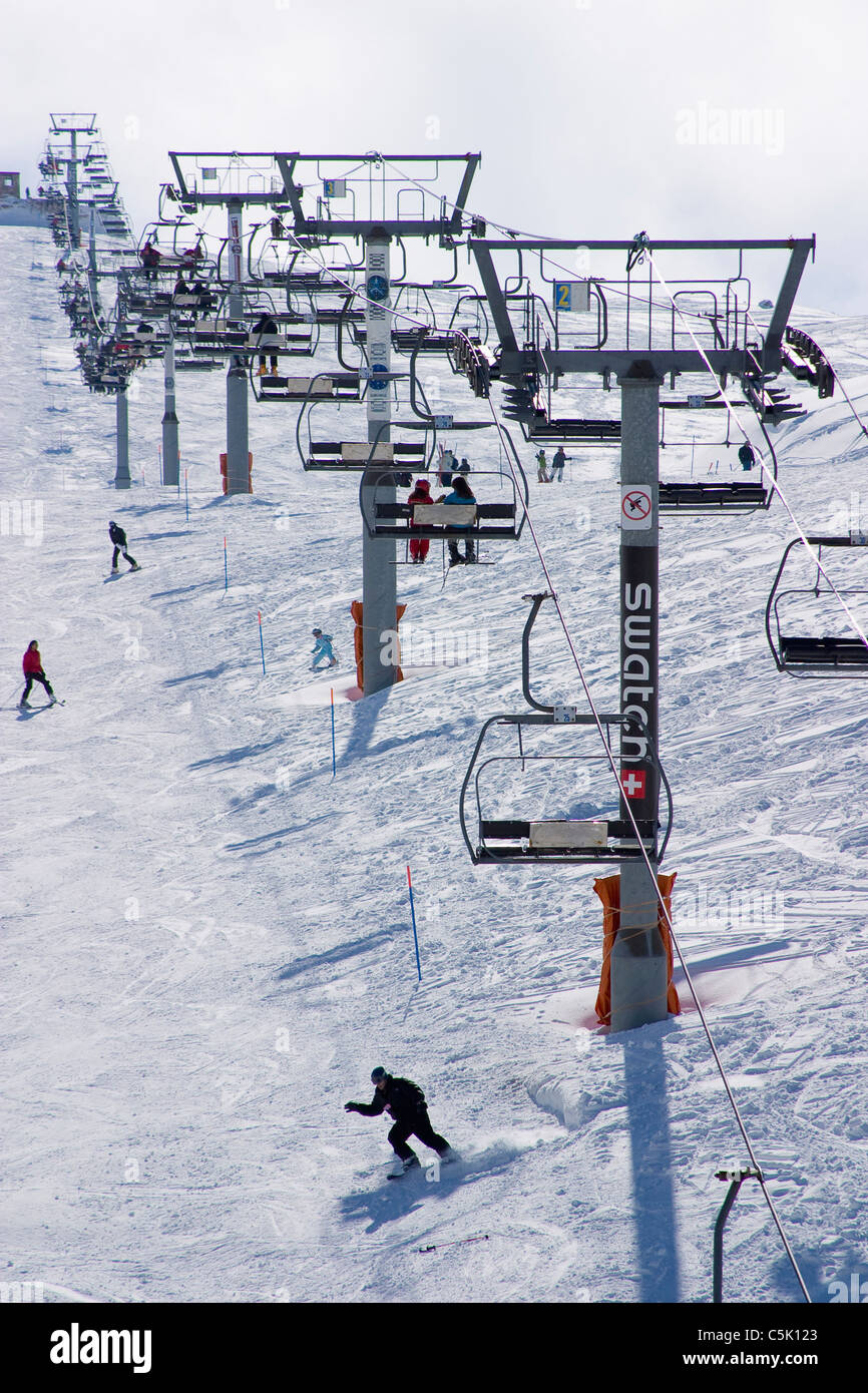 Rangée de télésièges à Mzaar ski resort, Faraya, Liban Banque D'Images
