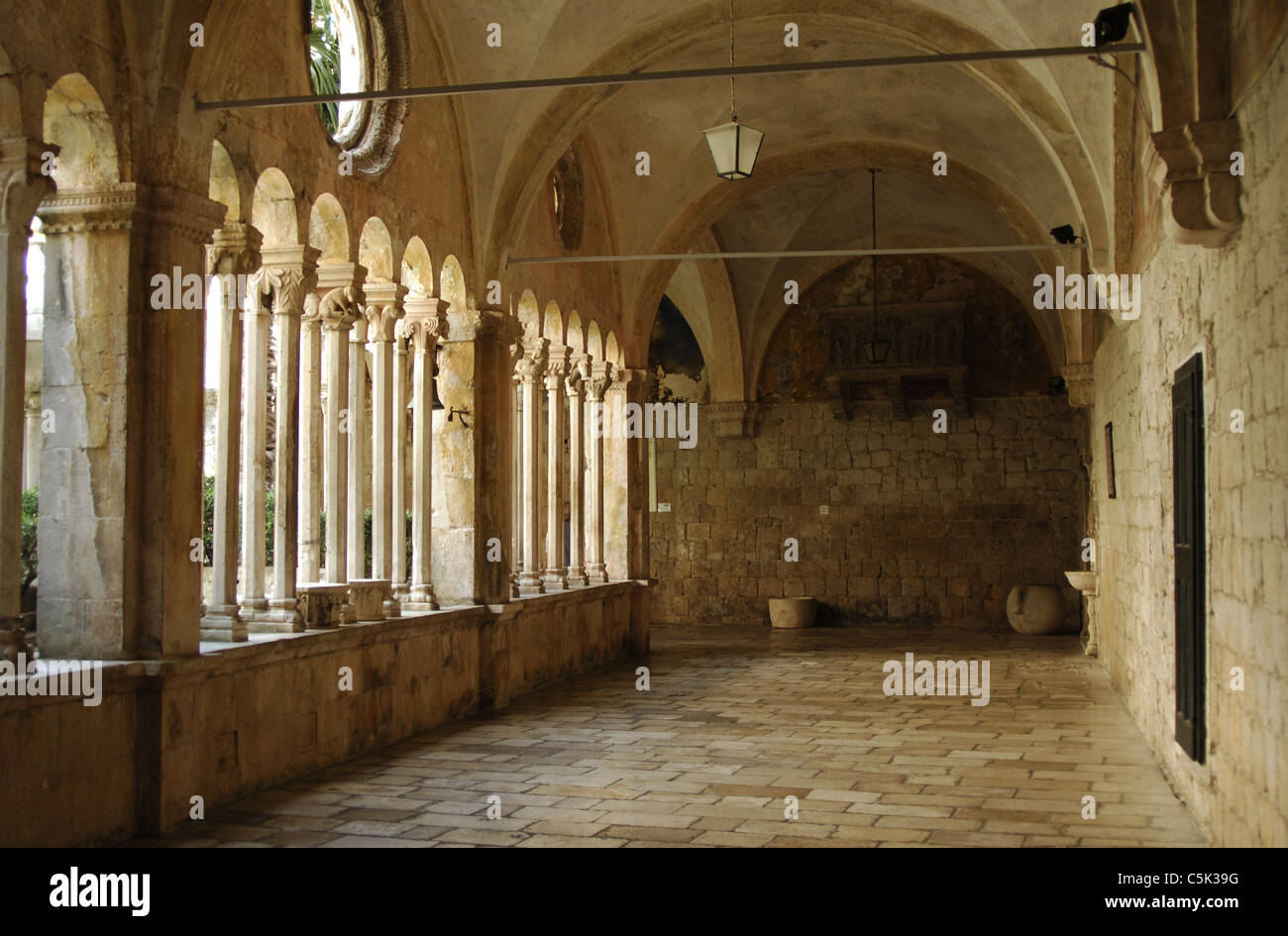 La Croatie. Dubrovnik. Couvent franciscain. 14e siècle. Reconstruite au 17e siècle. Galerie du cloître. Banque D'Images