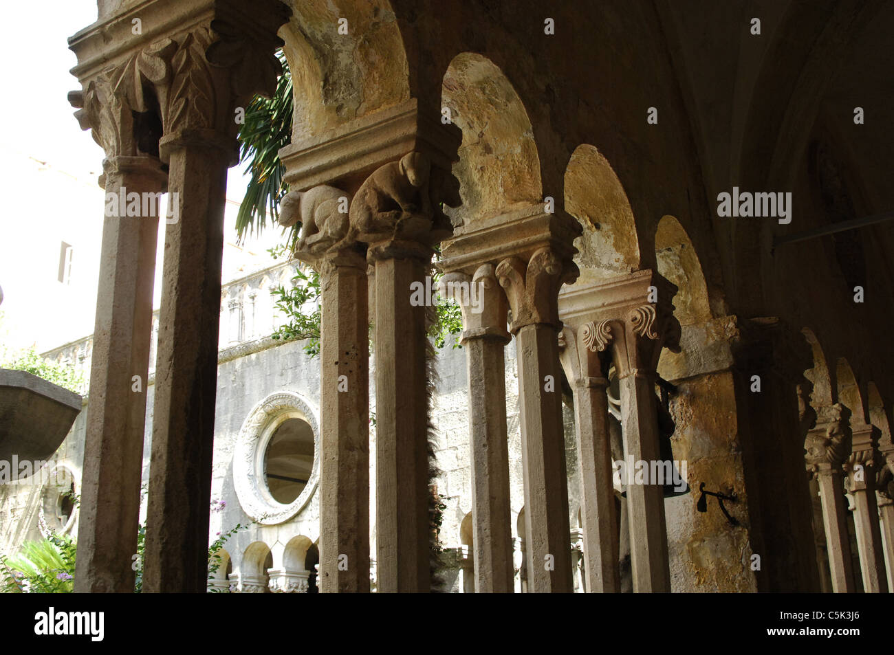 La Croatie. Dubrovnik. Couvent franciscain. 14e siècle. Reconstruite au 17e siècle. Galerie du cloître. Banque D'Images