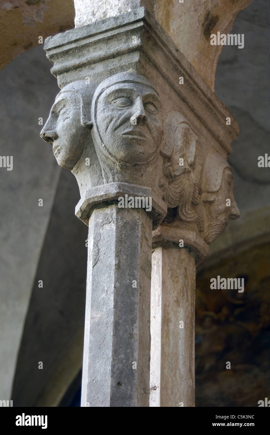 La Croatie. Dubrovnik. Couvent franciscain. 14e siècle. Reconstruite au 17e siècle. Chapiteau du cloître.. Banque D'Images
