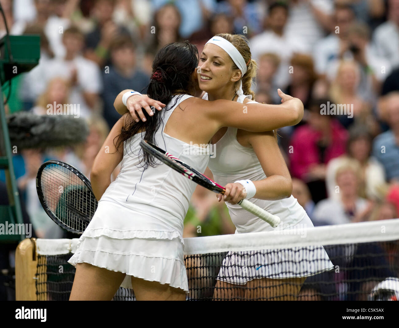 Sabine Lisicki (GER) (r) hugs Marion Bartoli (FRA) après un match lors de l'édition 2011 des Championnats de tennis de Wimbledon Banque D'Images