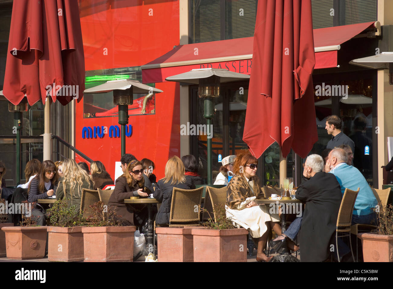 Les personnes bénéficiant de l'après-midi à Beymen Brasserie de Nisantasi, Istanbul, Turquie Banque D'Images