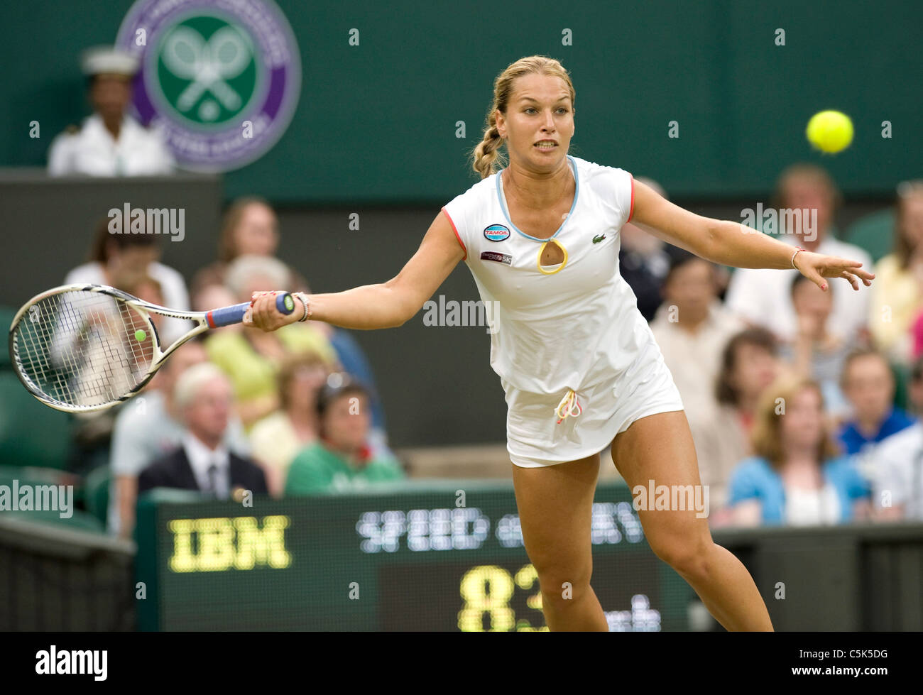 Dominika Cibulkova (SVK) en action lors de l'édition 2011 des Championnats de tennis de Wimbledon Banque D'Images