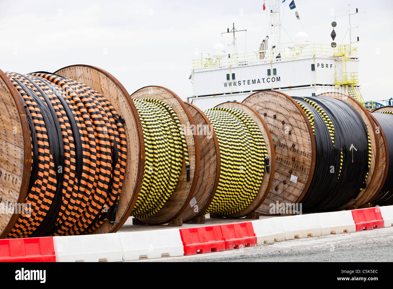 Câblage électrique offshore pour le parc éolien offshore de Walney projet être chargé sur un navire de pose de câbles dans les docks Banque D'Images