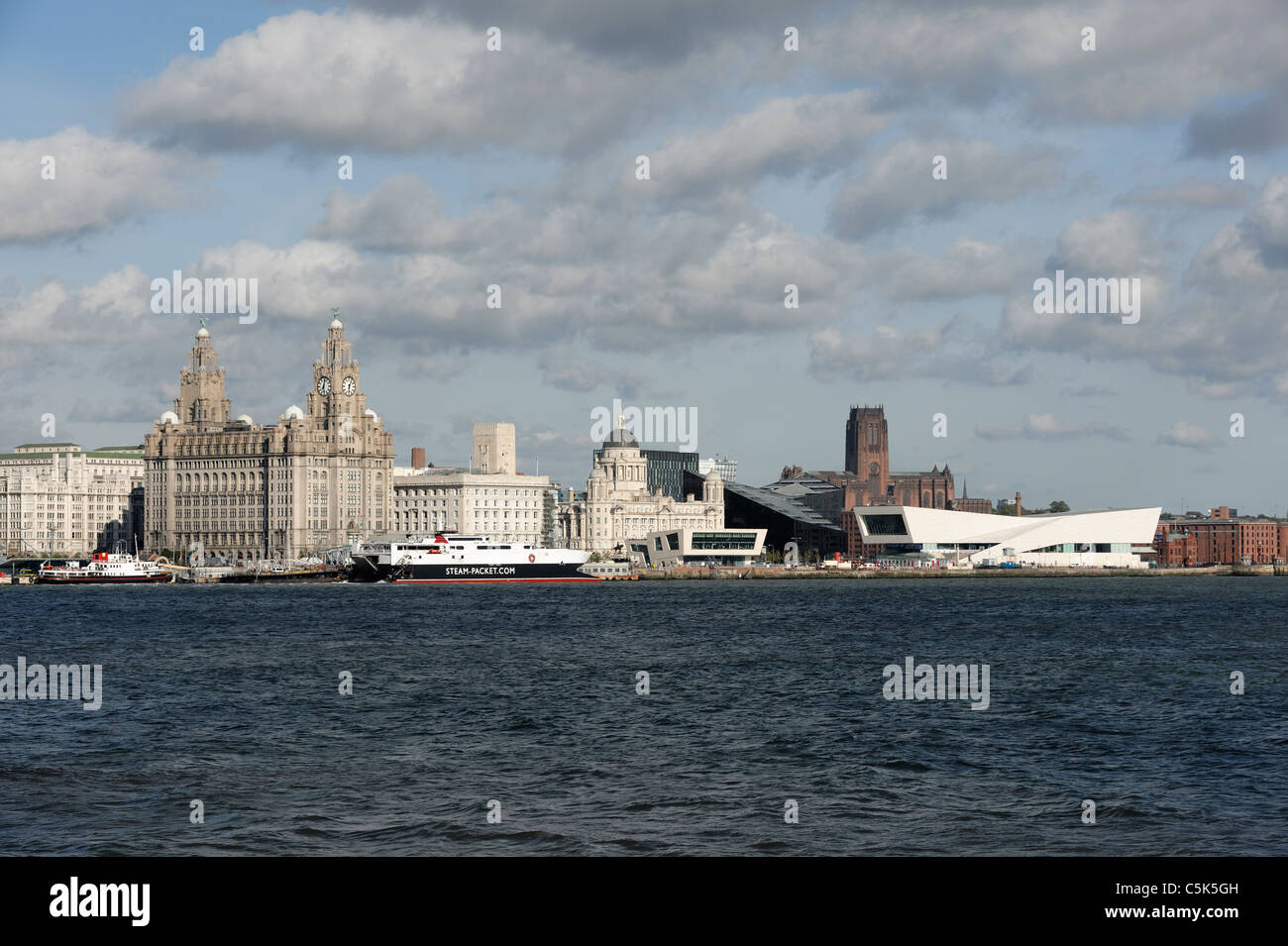 Ferry en face de l'immeuble du foie à la Pier Head à Liverpool Banque D'Images