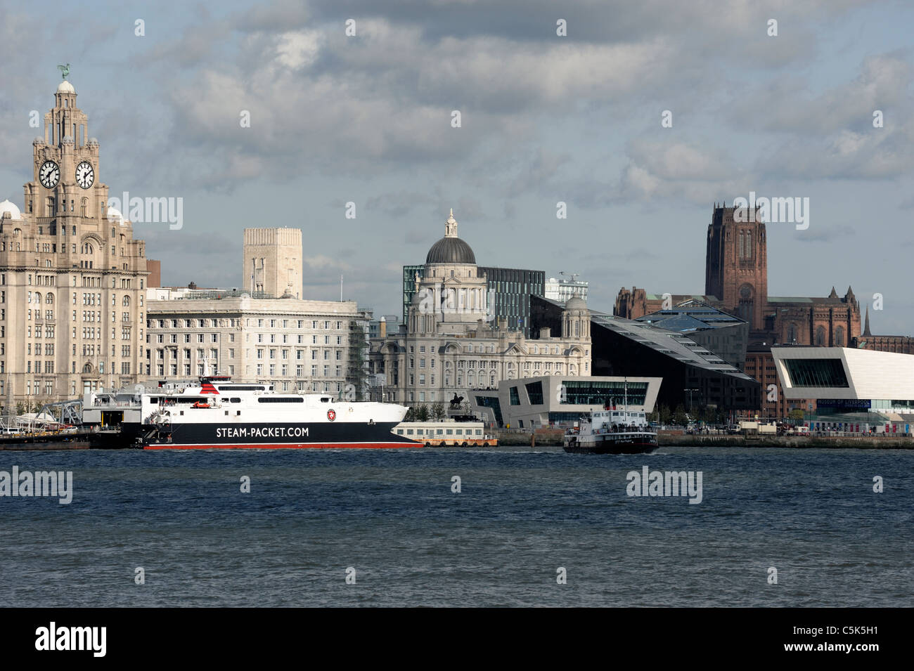 Ferry en face de l'immeuble du foie à la Pier Head à Liverpool Banque D'Images