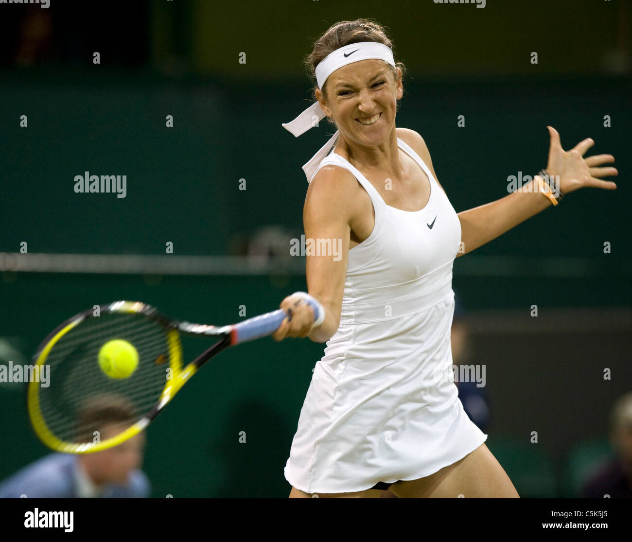 Victoria Azarenka (BLR) en action lors de l'édition 2011 des Championnats de tennis de Wimbledon Banque D'Images
