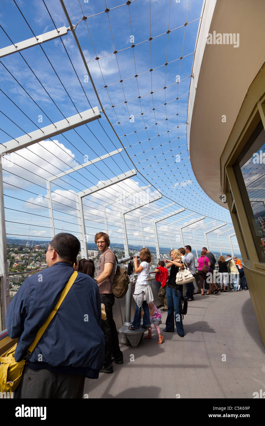 Les touristes sur la plate-forme panoramique au Space Needle de Seattle Washington USA Banque D'Images