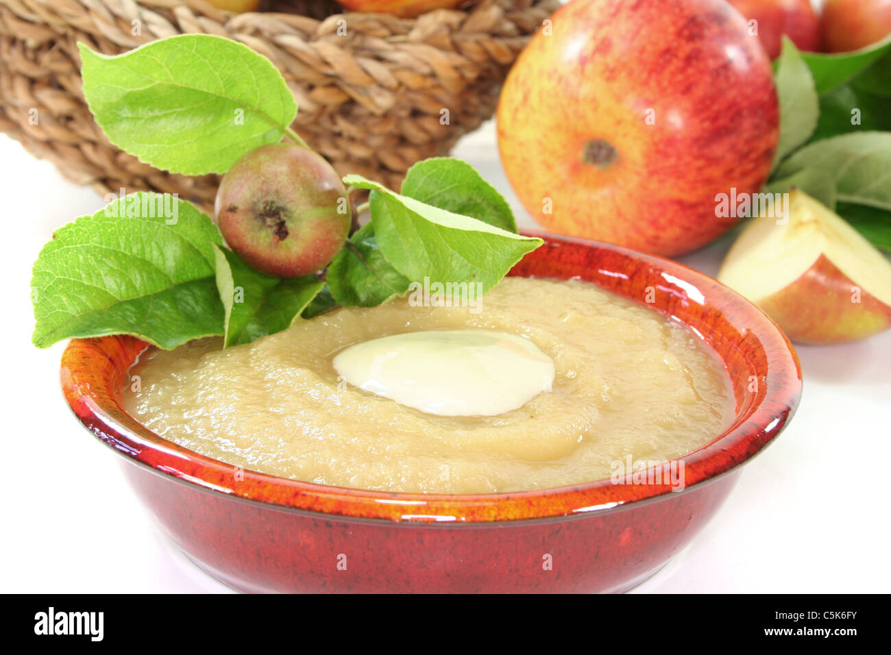Avec de la compote de pomme fraîche et de la sauce à la vanille avec des feuilles sur fond blanc Banque D'Images