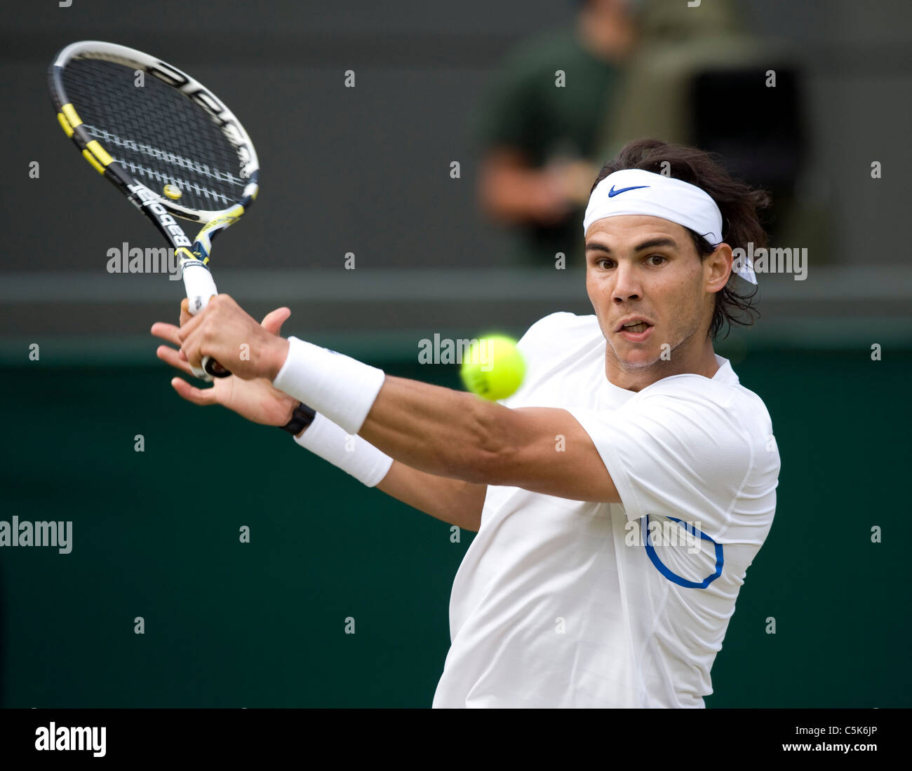 Rafael Nadal (ESP) en action lors de l'édition 2011 des Championnats de tennis de Wimbledon Banque D'Images