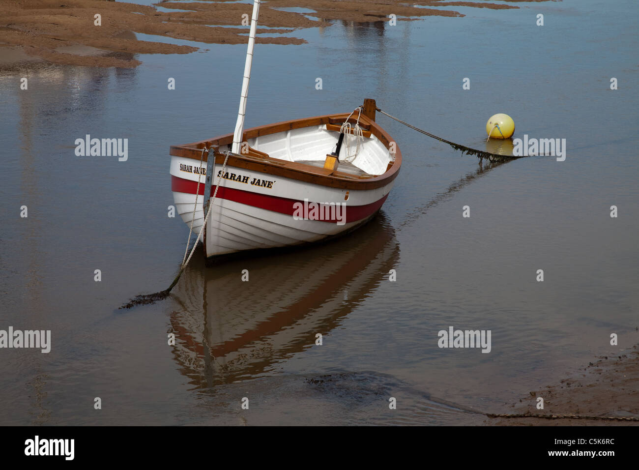 La location bateau à voile avec réflexion complète Banque D'Images