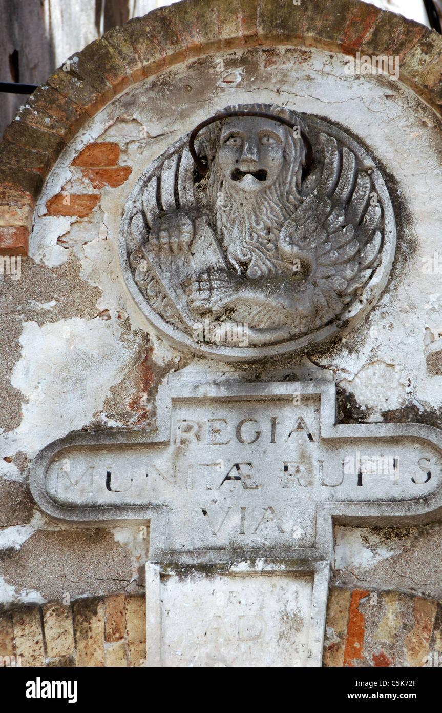 Le Monténégro. Kotor. Arche baroque avec un lion ailé de secours. Banque D'Images