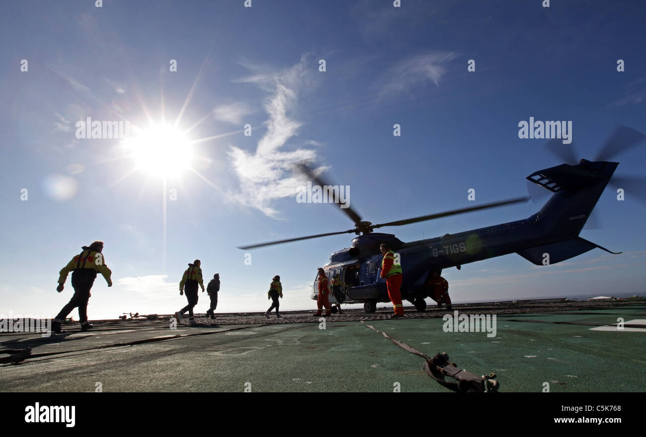 Les travailleurs du pétrole offshore sur plate-forme de forage en mer du Nord, de l'hélicoptère d'embarquement à la fin de leur temps de travail de deux semaines Banque D'Images