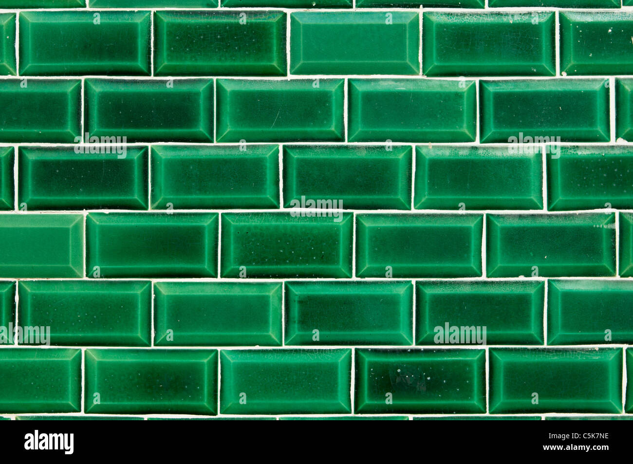 Libre d'un mur recouvert de carreaux décoratifs vert Banque D'Images