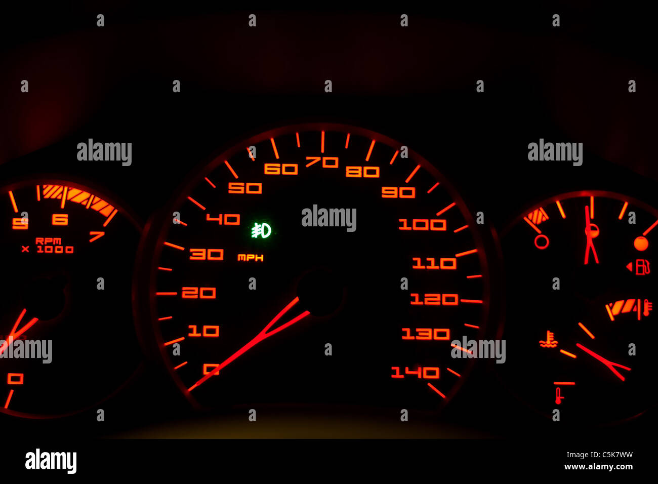 Un gros plan d'une voiture moderne tableau de bord de l'intérieur. C'est les pilotes cockpit avec les lignes et les numéros en rouge brillant. Banque D'Images