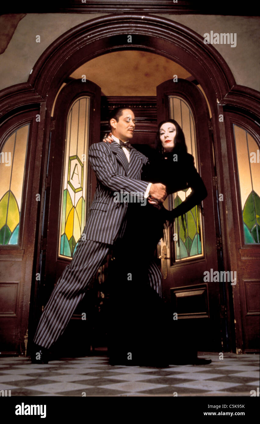 La famille Addams Année : 1991 USA Angélica Huston, Raul Julia Réalisateur : Barry Sonnenfeld Banque D'Images