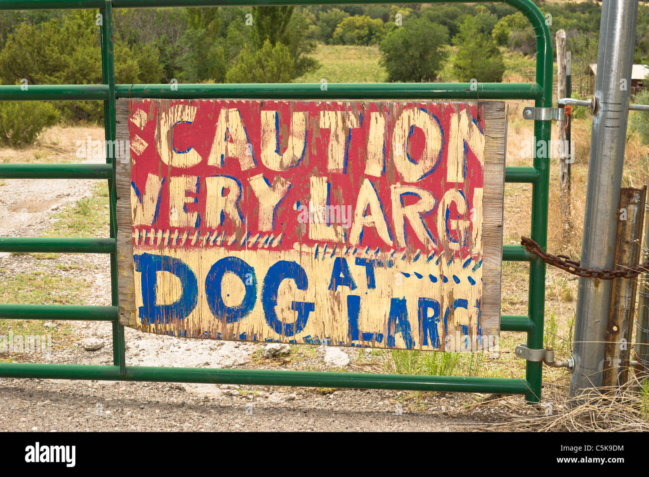 Un signe d'humour pour être pris au sérieux marque un ranch gate dans le comté de Lincoln, au Nouveau-Mexique. Banque D'Images