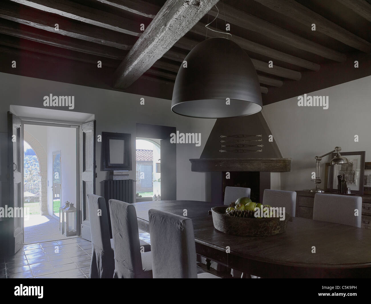 Table à manger a dans une maison élégante dans le pays Maison de Toscane Banque D'Images