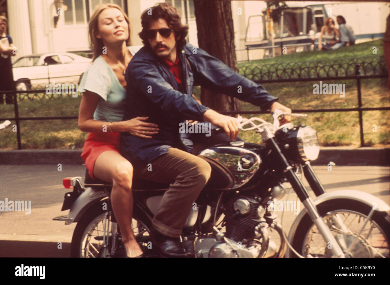 Serpico Année : 1973 USA Réalisateur : Sidney Lumet Al Pacino, Cornélia Sharpe Banque D'Images