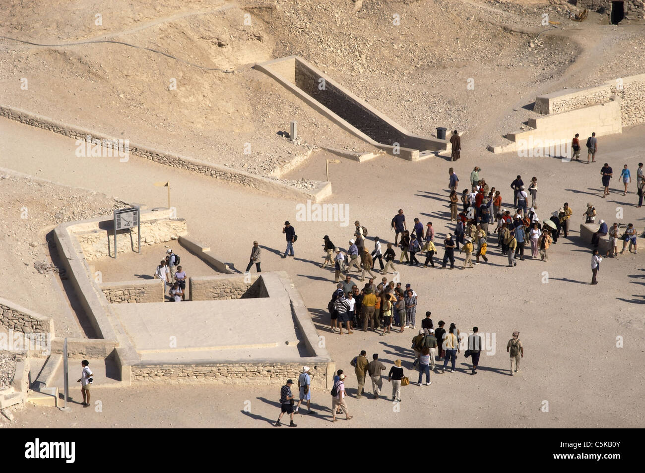 L'Égypte. Vallée des Rois. Les touristes visitant les tombes. Nouveau Royaume. Banque D'Images
