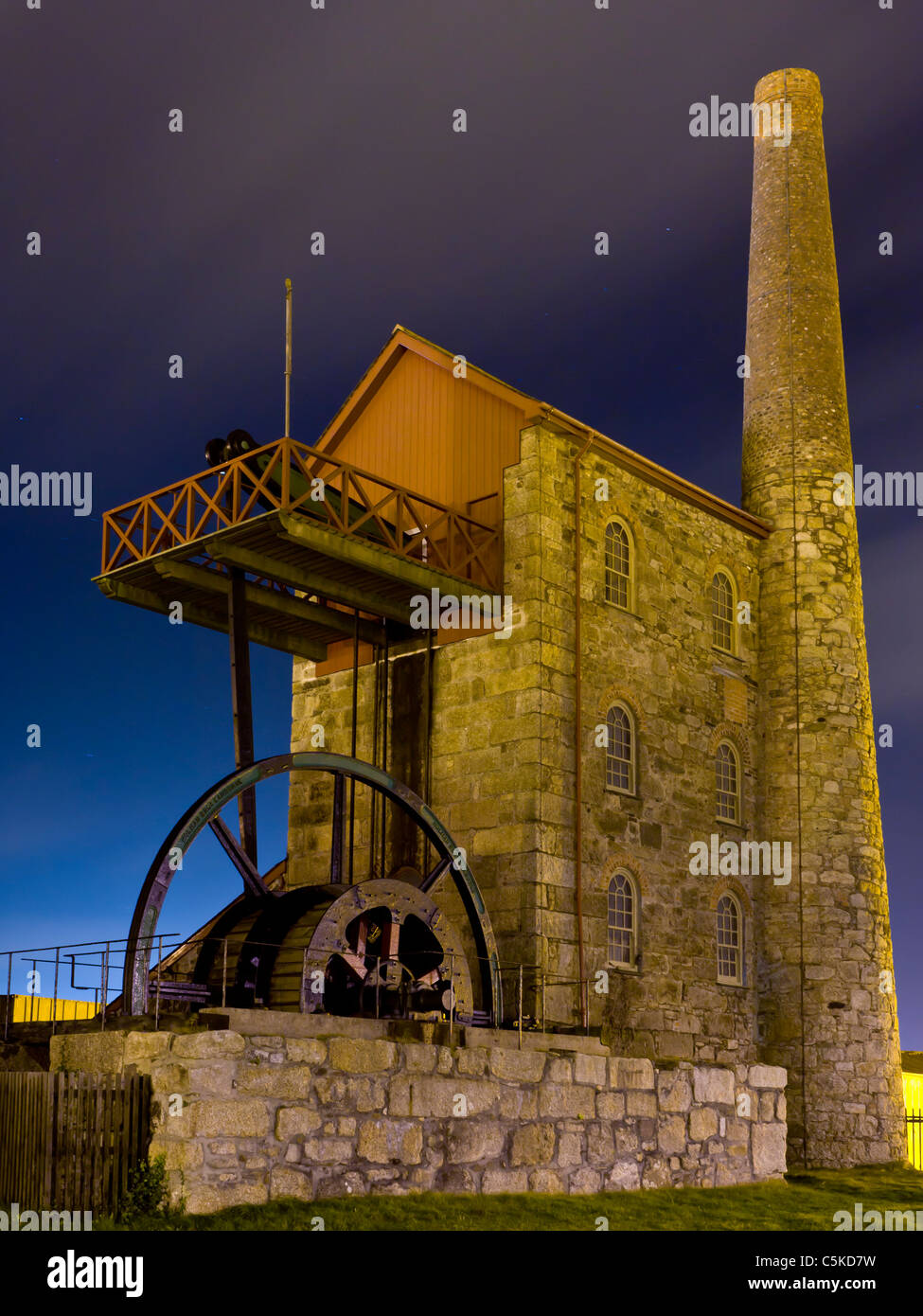 Cornish engine house éclairée la nuit, la piscine de l'Angleterre Cornouailles Redruth Banque D'Images