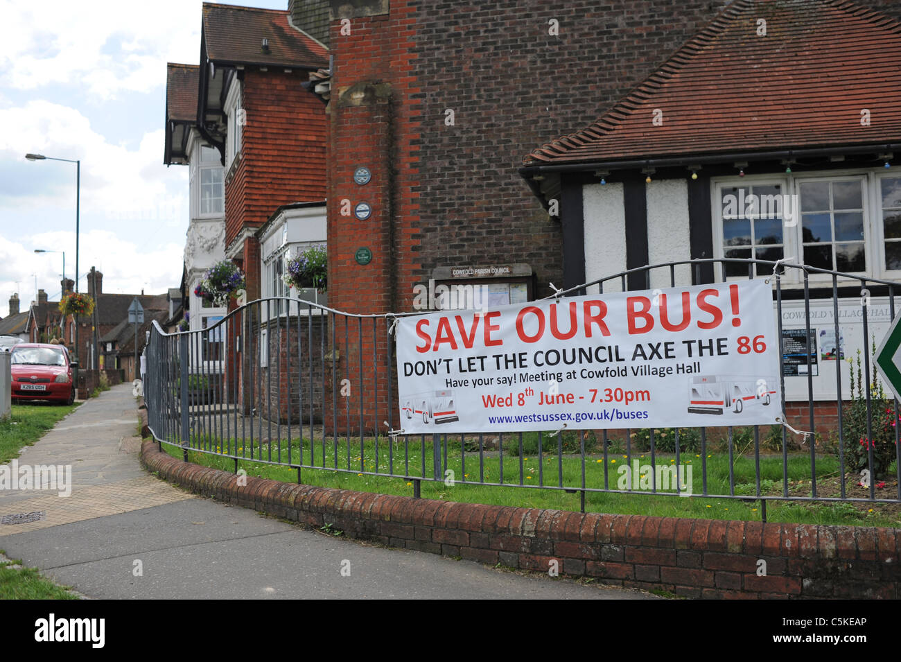 Protestation contre l'abattage d'un service de bus dans le village d'Cowforld West Sussex par conseil local Banque D'Images