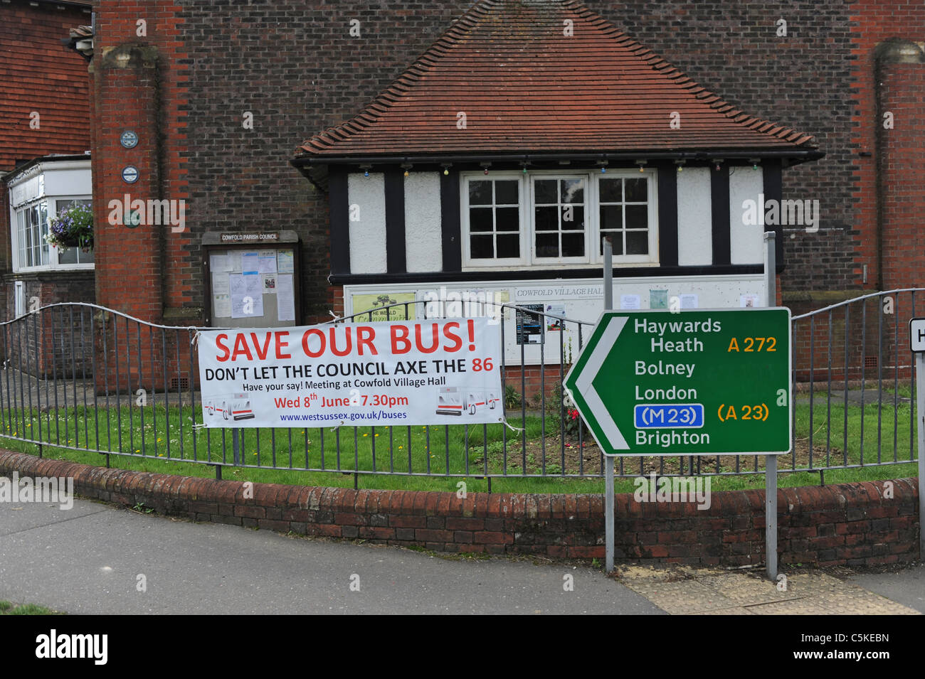 Protestation contre l'abattage d'un service de bus dans le village d'Cowforld West Sussex par conseil local Banque D'Images