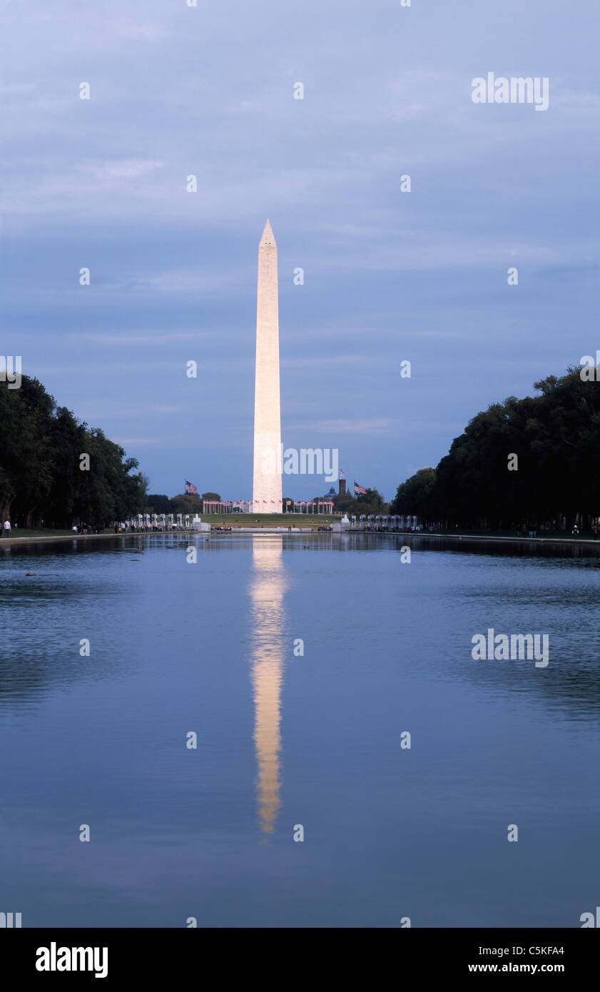 Le Washington Monument avec un reflet dans l'étang reflétant vu depuis le Lincoln Memorial. Banque D'Images